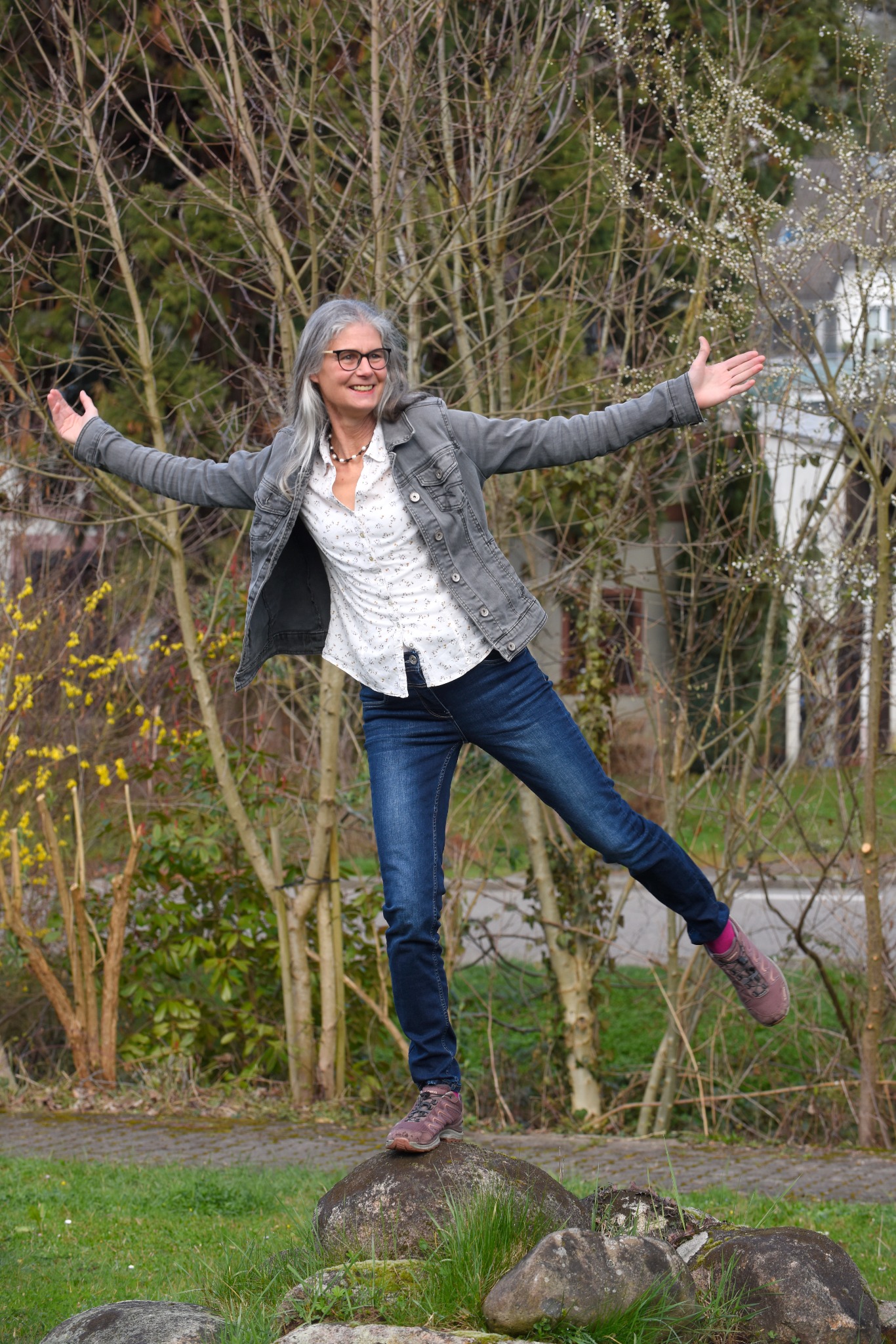 Dagmar Wettstein draußen im Garten